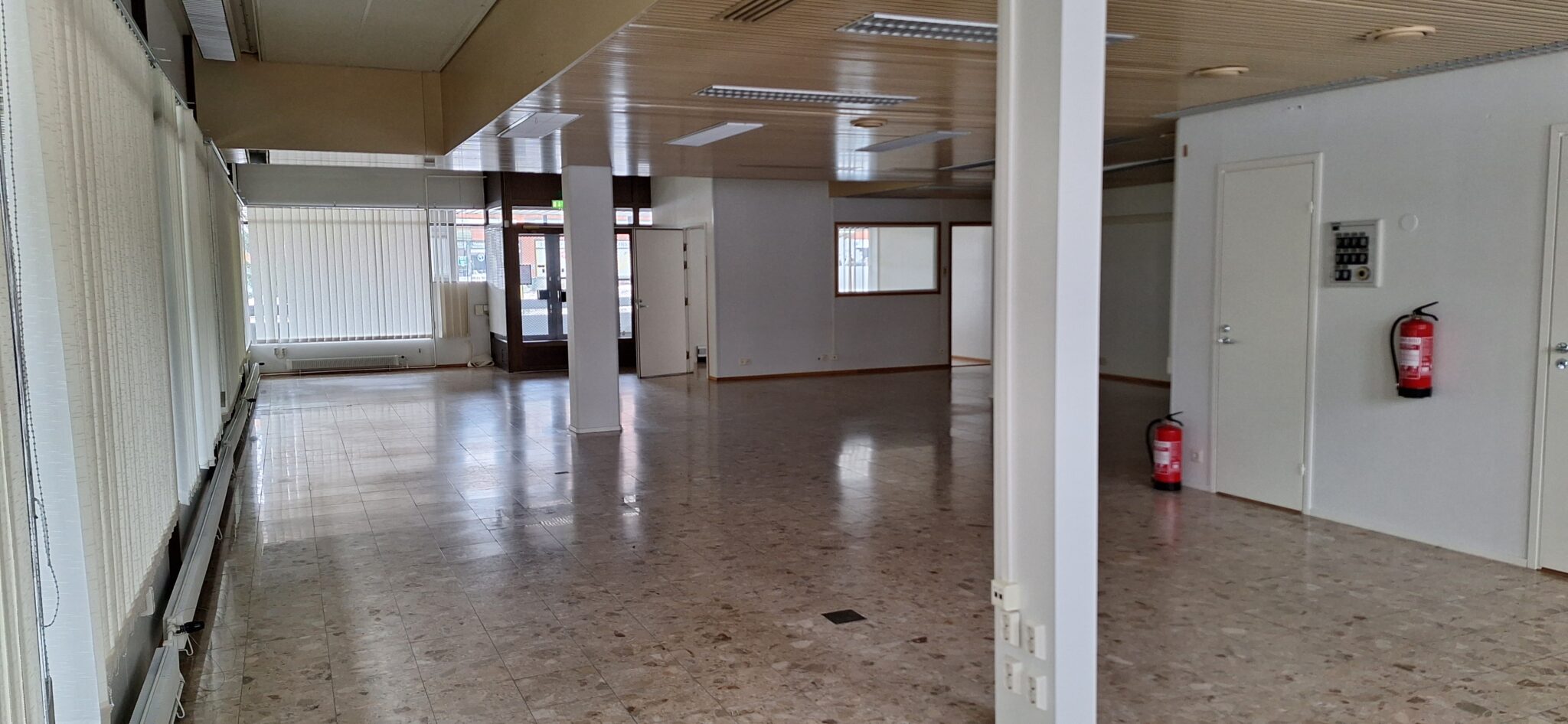 Liiketila katutasossa 172 m² + kellarikerroksessa toimisto / sosiaalitilat n. 72 m²